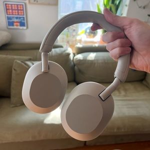 Sony - WH-1000XM5 Wireless Noise-Canceling Over-the-Ear Headphones - Sil…